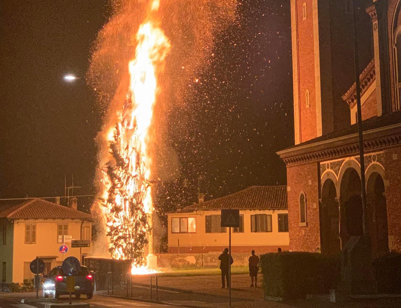 Copertina per Rogo davanti alla chiesa di Lucinico, paura nella piazza del paese